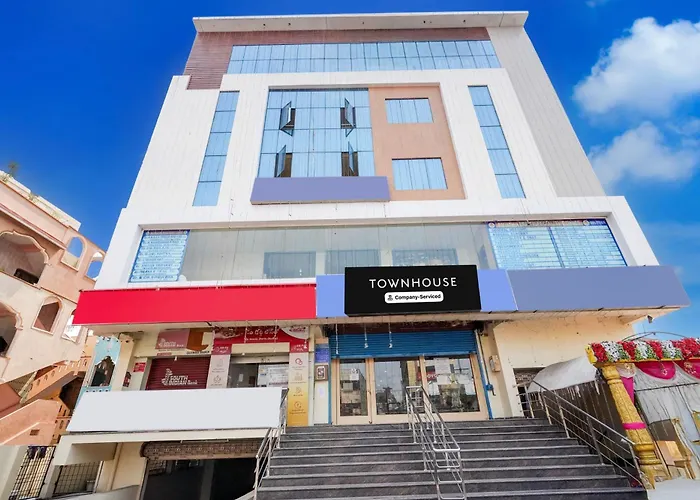 Townhouse Kanithi Road Formerly Rr Function Hall Luxury Rooms