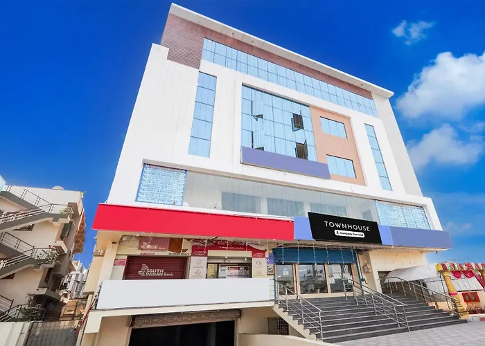 Townhouse Kanithi Road Formerly Rr Function Hall Luxury Rooms